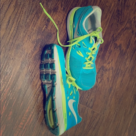 navy blue and lime green nike shoes